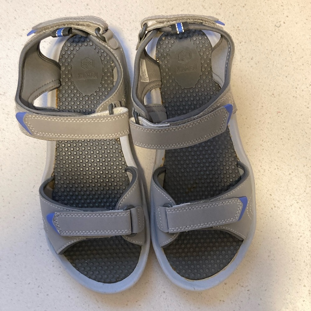 NWOT KHOMBU Sandals 10
